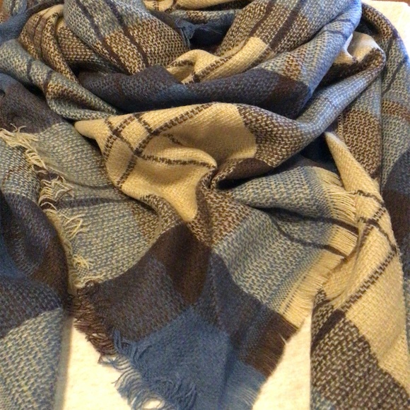 NWT Plaid Blanket Scarf Wrap BOUTIQUE - Picture 2 of 4